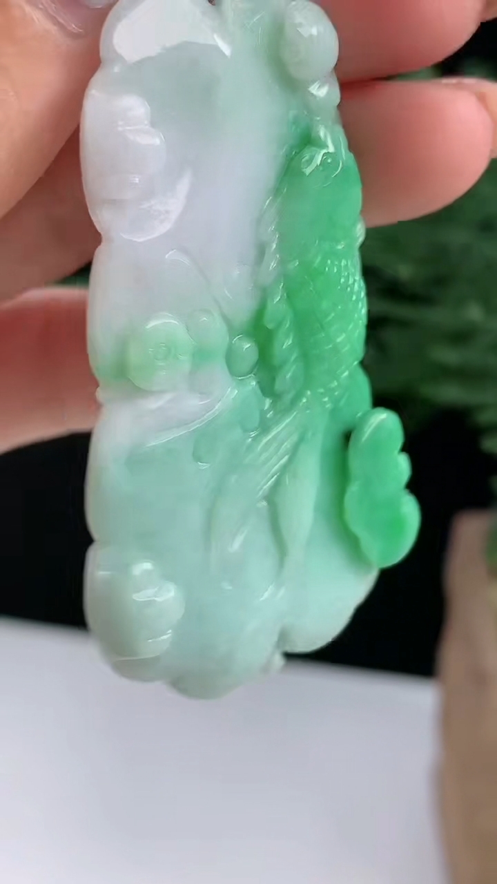 天然A货翡翠和和美美 荷叶鱼吊坠，尺寸57-32.4-5.5 重量:17.23g
8月17日