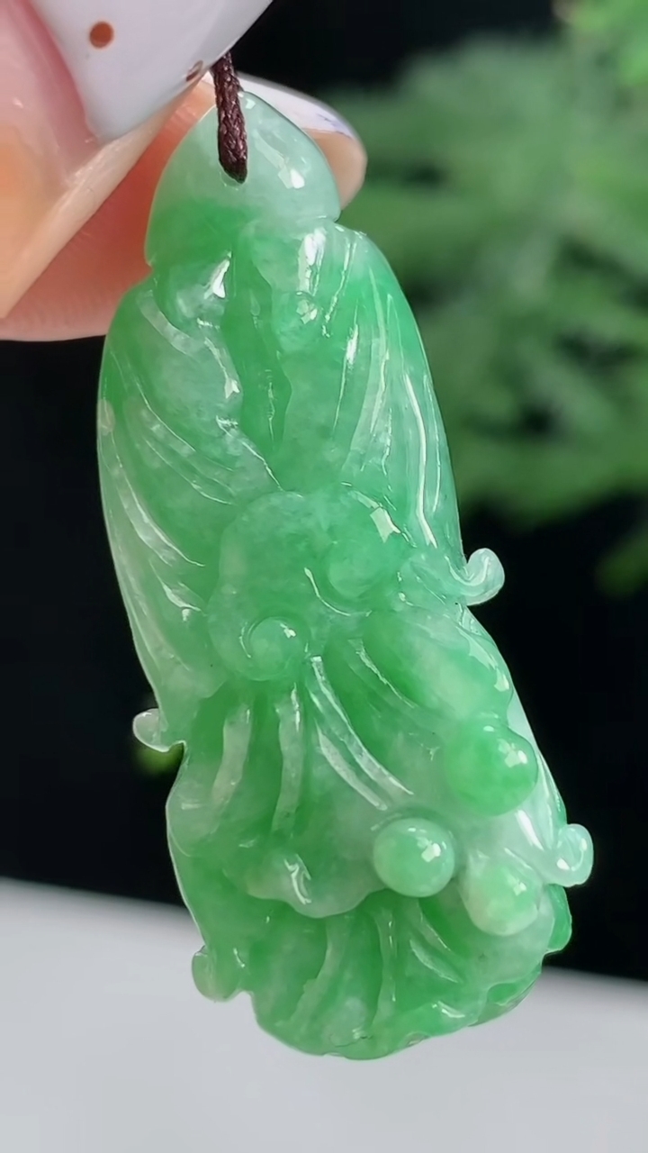 天然A货翡翠白菜吊坠，尺寸37-16-8.5 重量:7.66g
8月17日