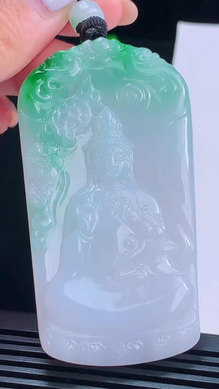 天然A货翡翠大势至菩萨吊坠，尺寸72.8-39.2-5.2 重量:40.58g
8月17日