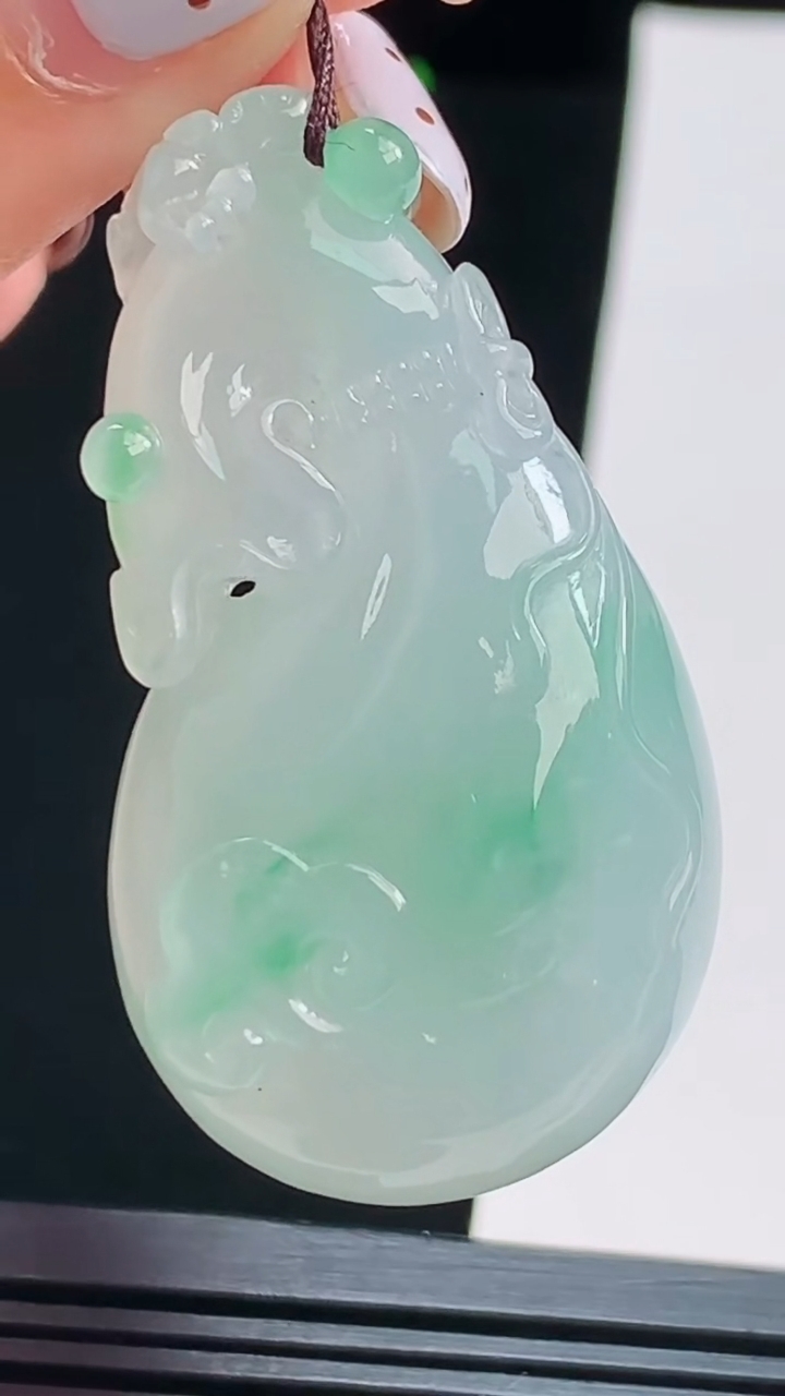 天然A货翡翠福袋吊坠，尺寸47-26-14.2 重量:30.44g
8月17日
