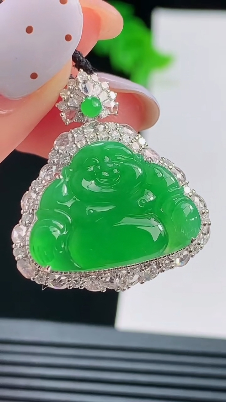 天然A货翡翠佛公吊坠，尺寸28-24.6-9.2，裸石15-21 重量:5.40g
8月17日