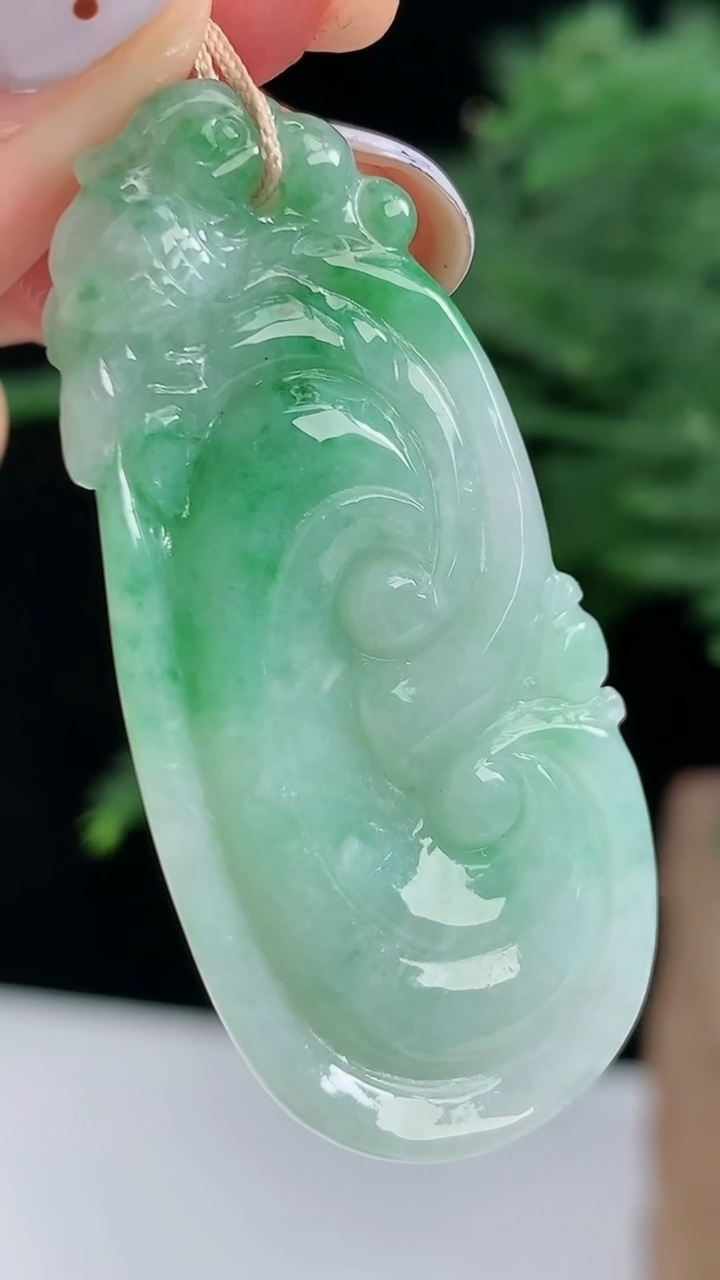 天然A货翡翠如意吊坠，尺寸45-20.5-6.5 重量:10.54g
8月17日