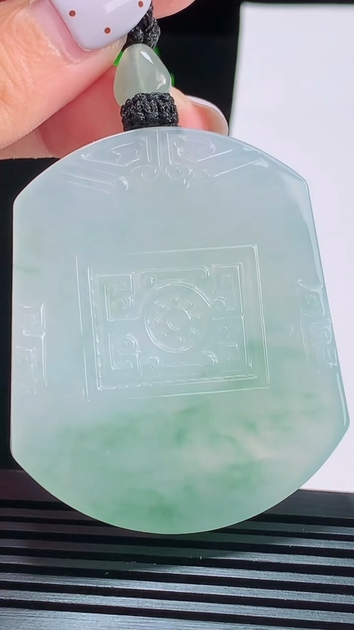 天然A货翡翠种飘花仿古无事牌吊坠，尺寸55-46-5.5 重量:43.96g
8月17日