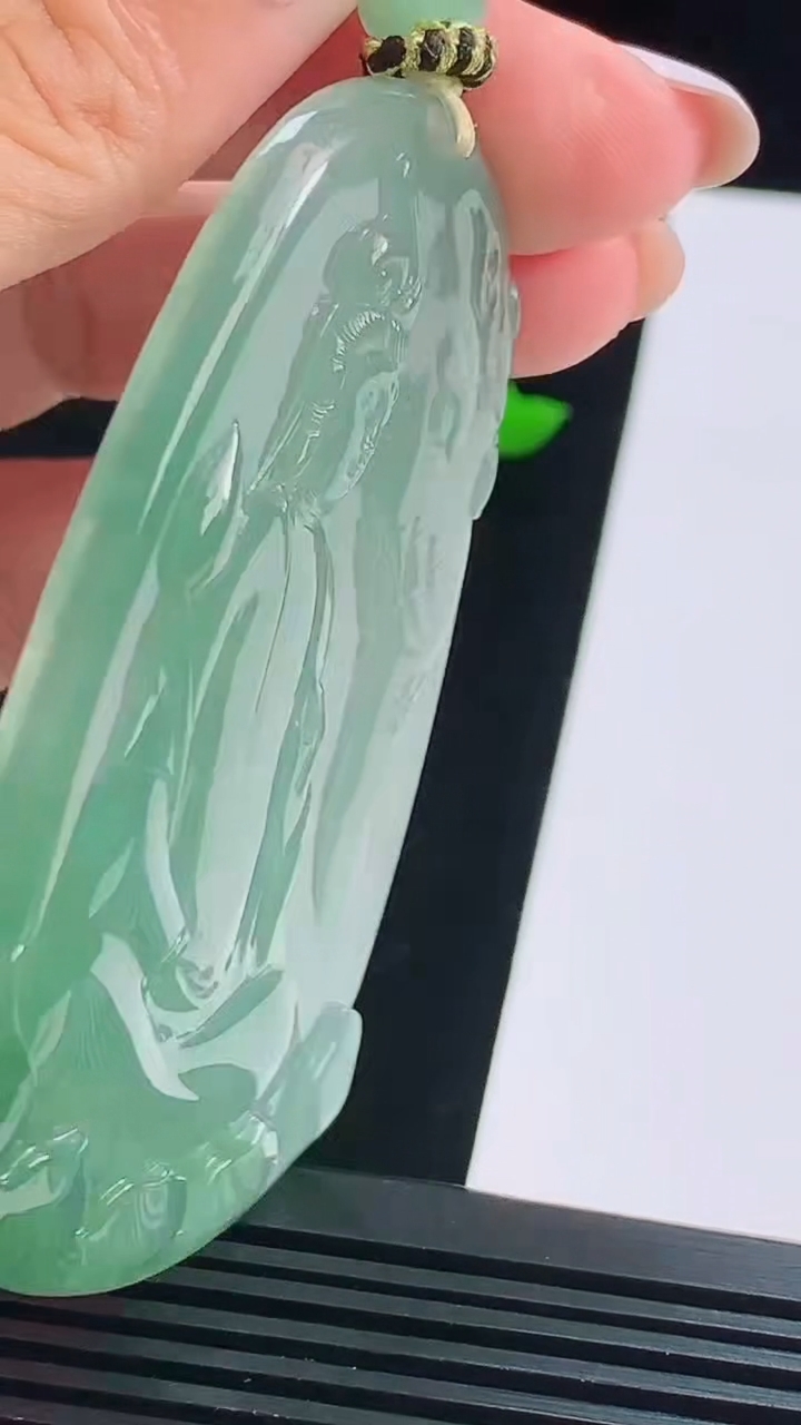 天然A货翡翠普贤菩萨吊坠，尺寸71.5-45-6 重量:49.14g
8月17日