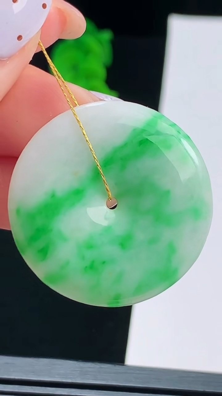 天然A货翡翠平安扣吊坠，尺寸30-5 重量:10.00g
8月17日
