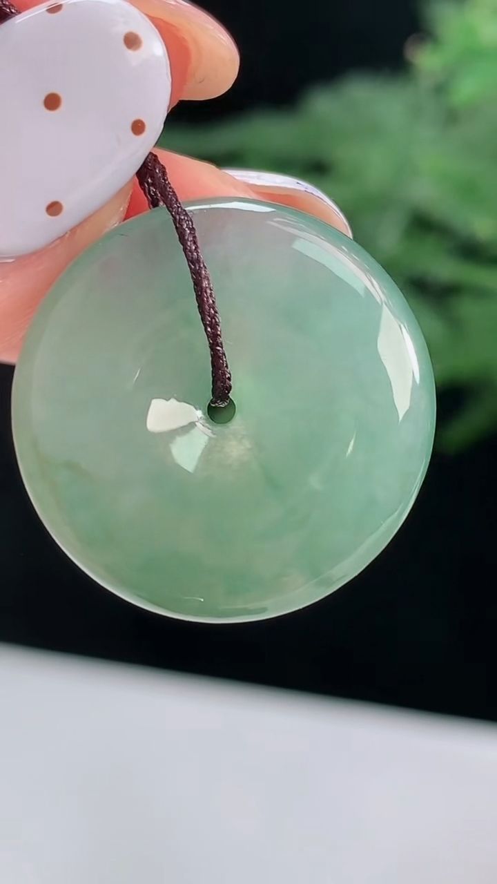 天然A货翡翠平安扣吊坠，尺寸23-5 重量:5.27g
8月17日