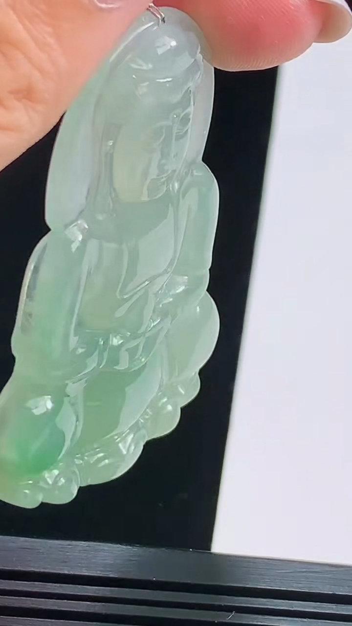 天然A货翡翠正装观音吊坠，尺寸58-36-5.8 重量:20.76g
8月17日
