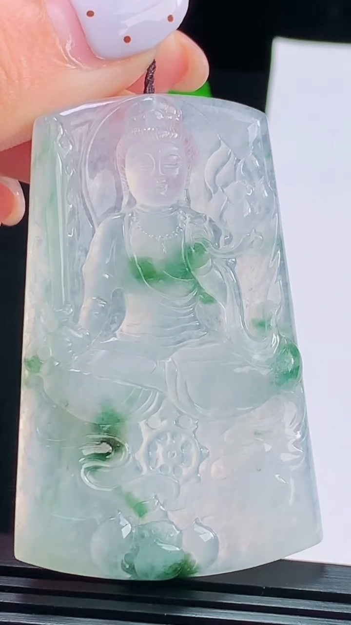 天然A货翡翠种飘花虚空藏菩萨吊坠，尺寸57-36-5.8 重量:27.49g
8月17日