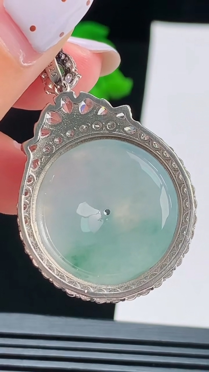 天然A货翡翠925银飘花平安扣吊坠，尺寸41-28-7.2，裸石23 重量:10.53g
8月17日