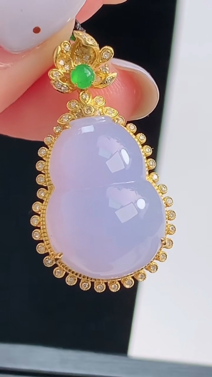 天然A货翡翠18k金紫罗兰葫芦吊坠，尺寸31.2-17-10，裸石19-14 重量:4.54g
8月