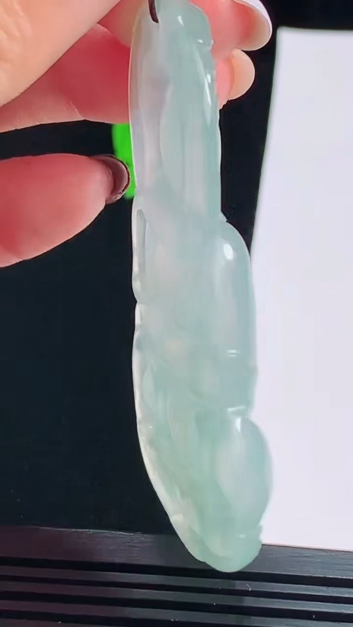 天然A货翡翠正装观音吊坠，尺寸66-41-6 重量:27.90g
8月17日