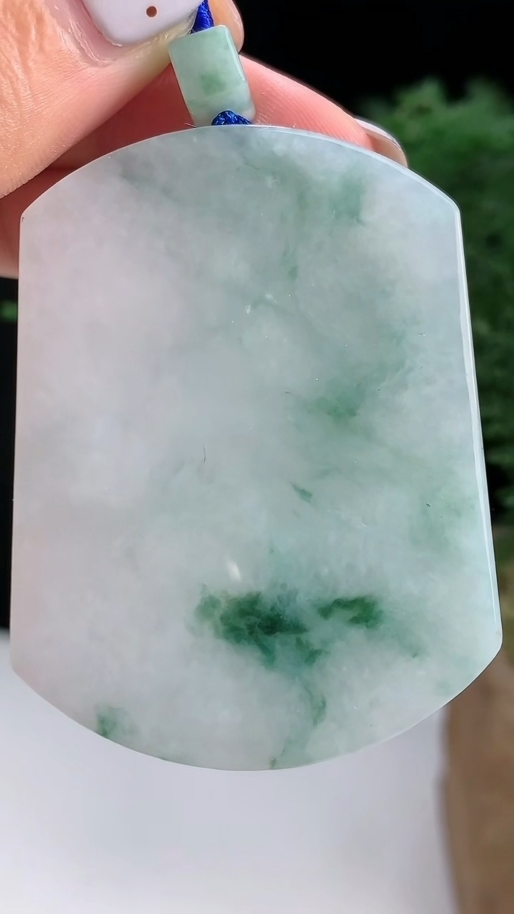 天然A货翡翠飘花无事牌吊坠，尺寸54-40-6 重量:38.51g
8月17日