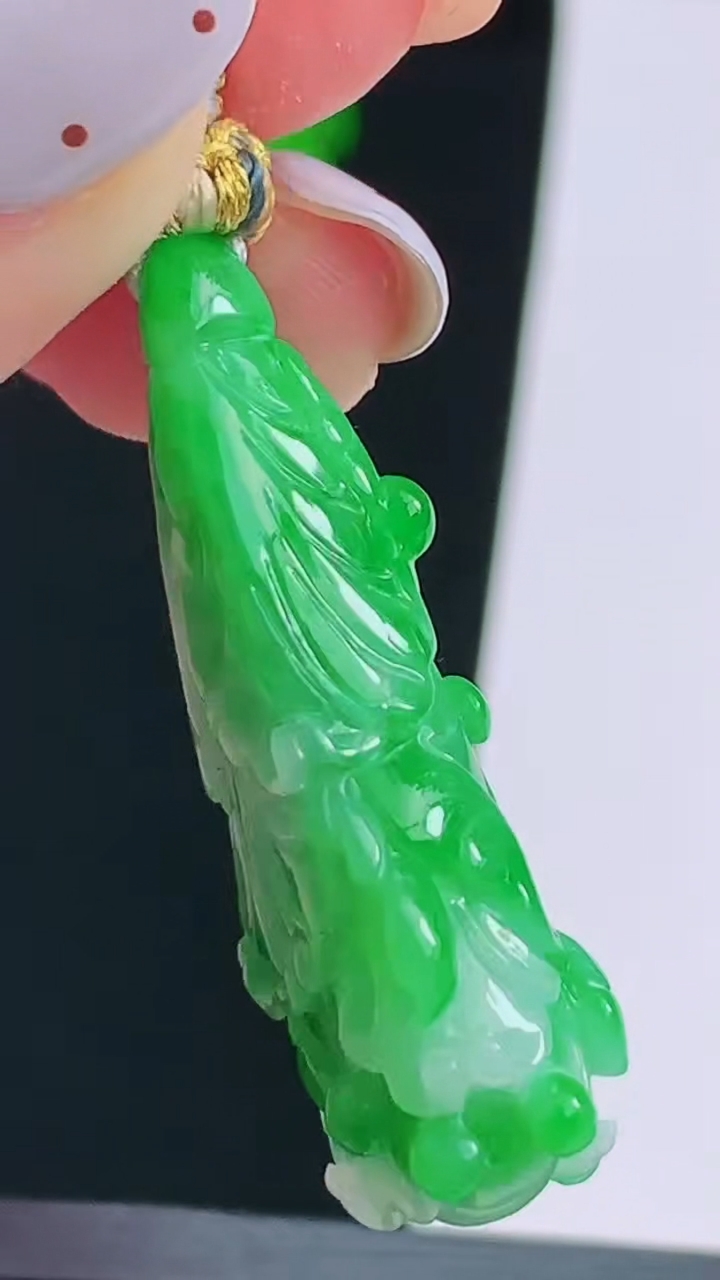天然A货翡翠白菜吊坠，尺寸37.5-20-12.2 重量:12.16g
8月17日