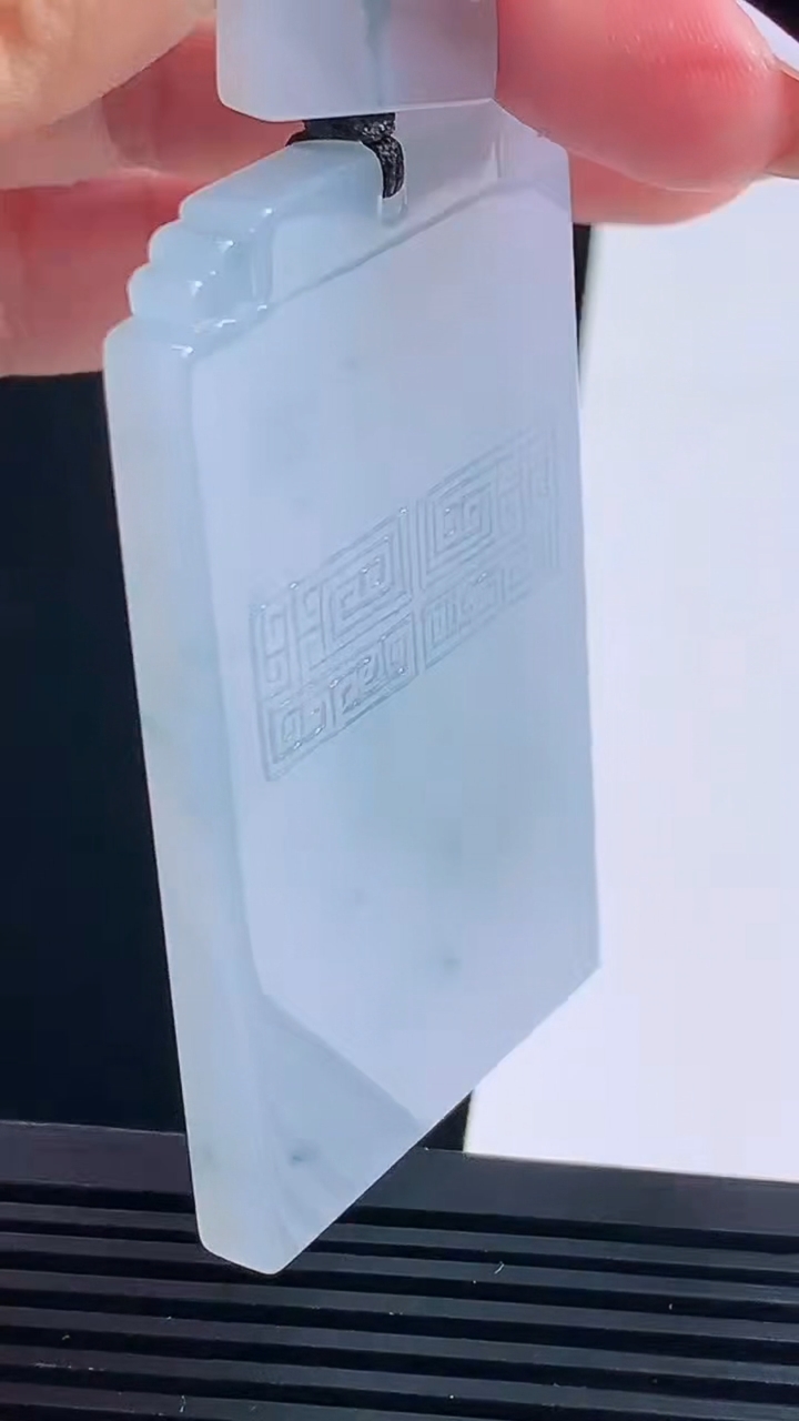 天然A货翡翠种飘花仿古无事牌吊坠，尺寸64-38-6 重量:50.15g
8月17日