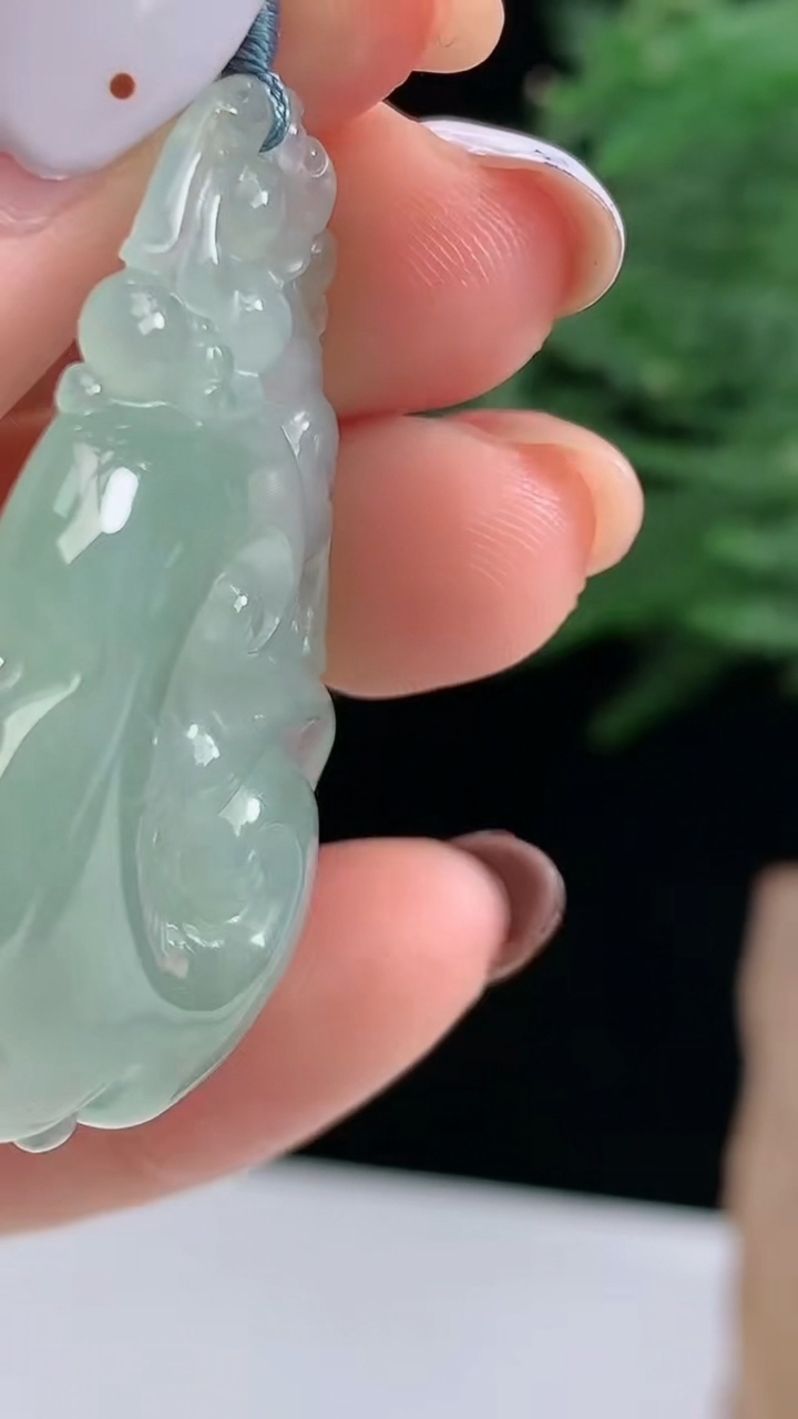天然A货翡翠如意吊坠，尺寸42.2-28-5.2 重量:9.90g
8月17日