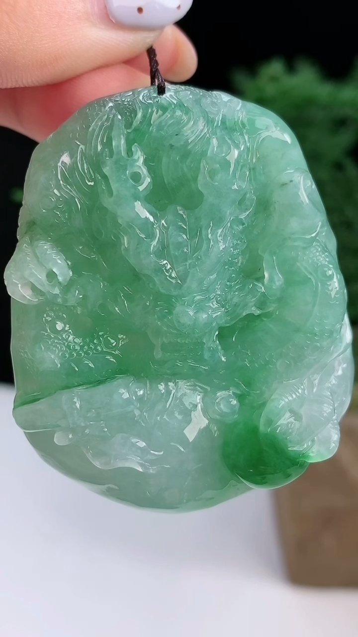 天然A货翡翠龙牌吊坠，尺寸53.6-43.6-11 重量:51.37g
8月17日