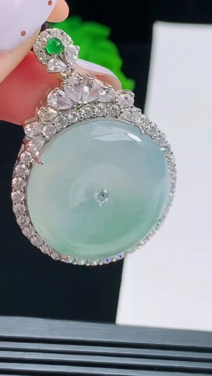 天然A货翡翠925银飘花平安扣吊坠，尺寸41-28-7.2，裸石23 重量:10.53g
8月17日
