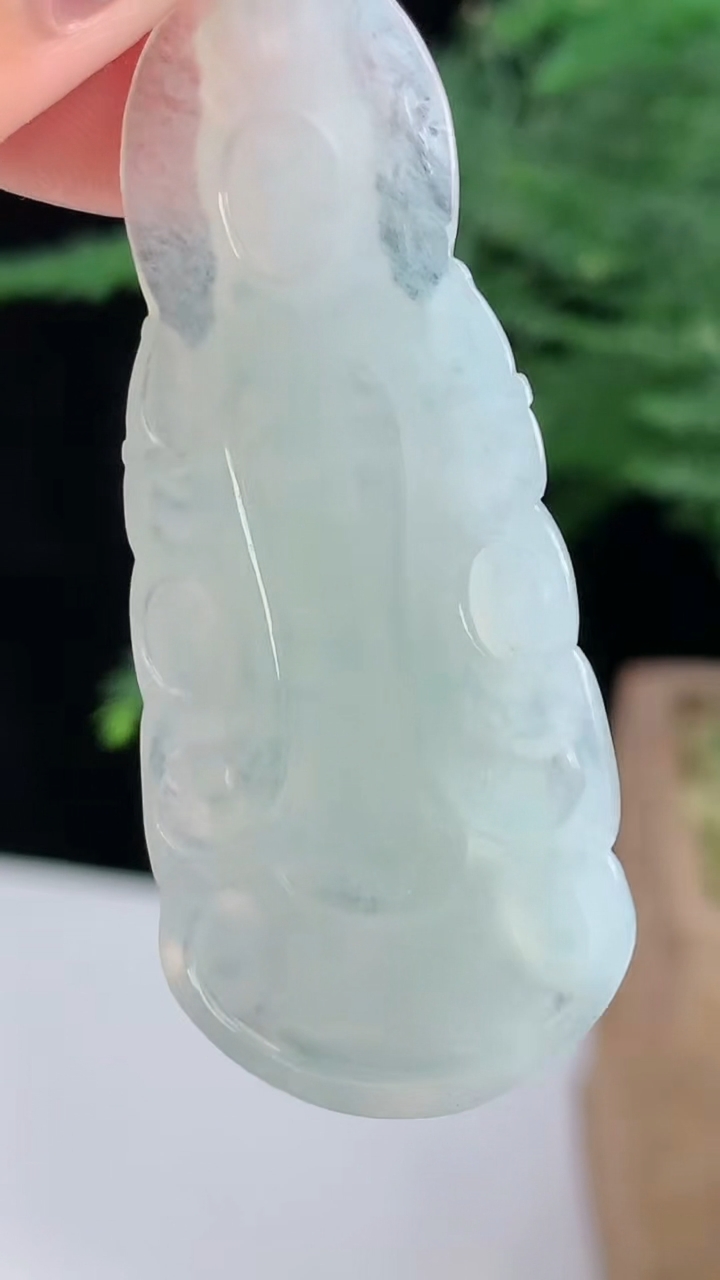 天然A货翡翠观音菩萨吊坠，尺寸51-22-4.8 重量:9.85g
8月17日