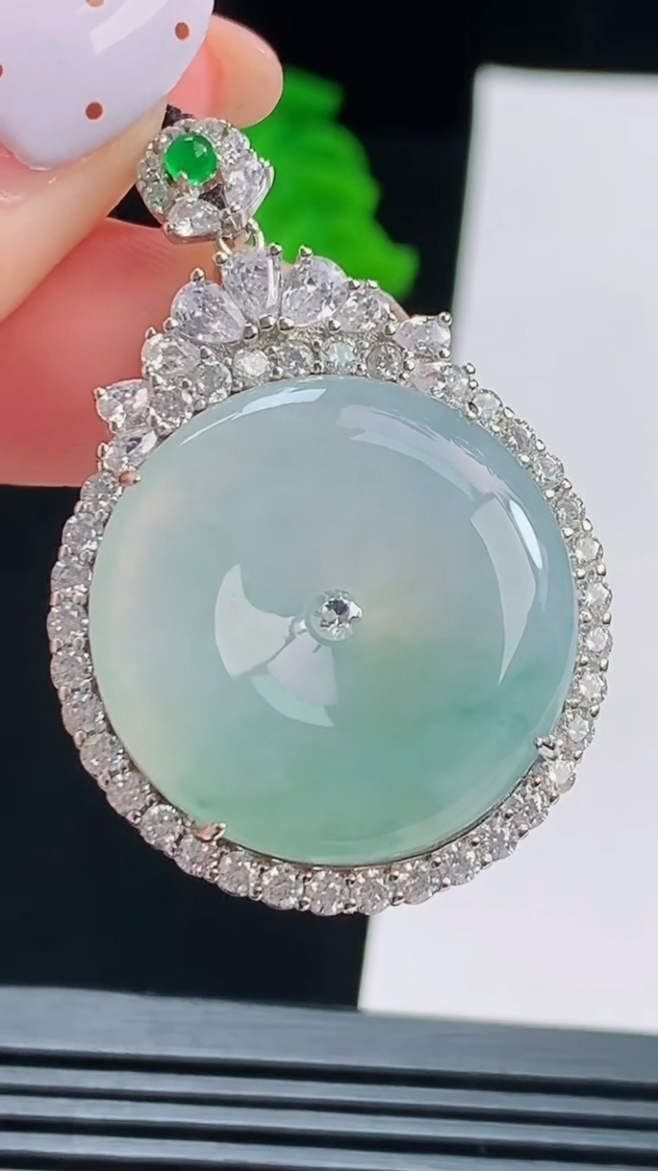 天然A货翡翠925银飘花平安扣吊坠，尺寸41-28-7.2，裸石23 重量:10.53g
8月17日