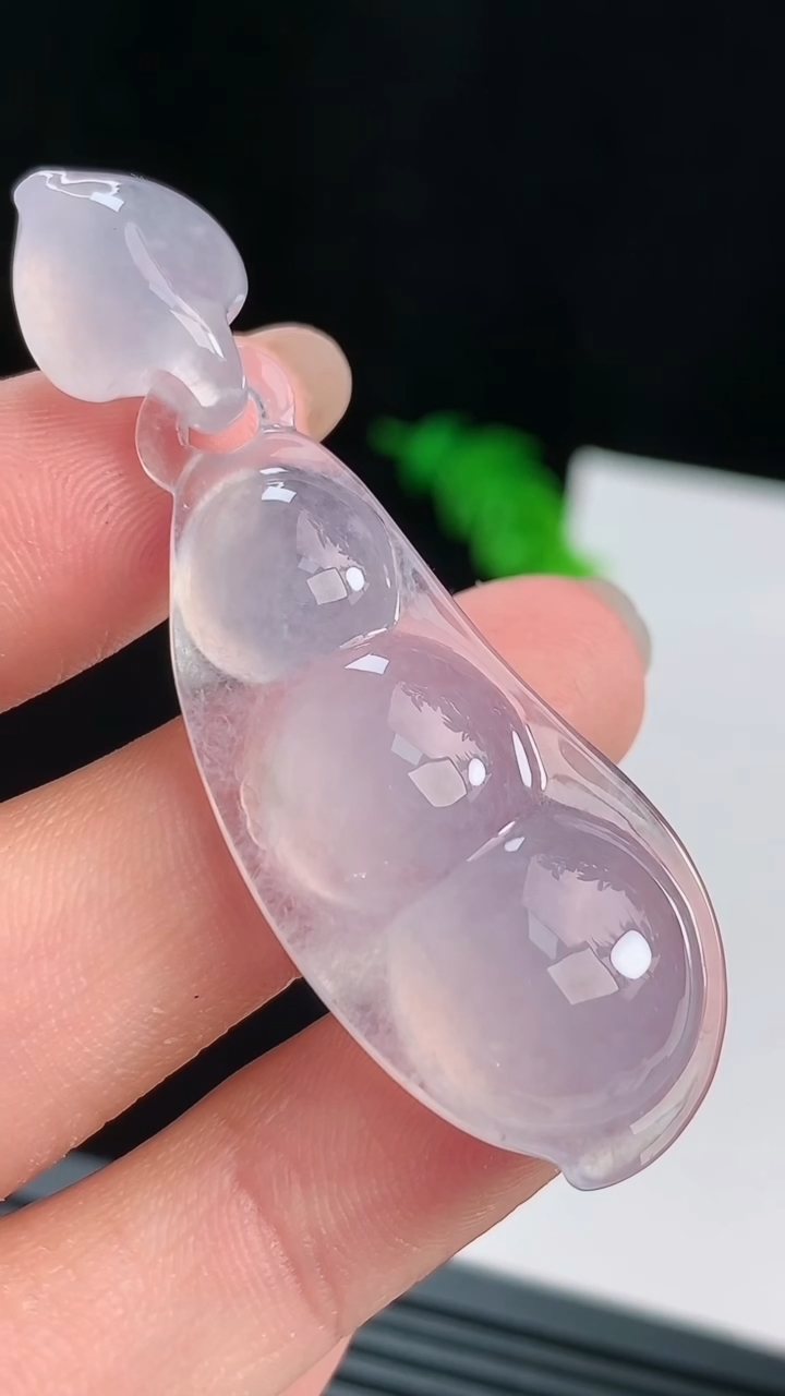 天然A货翡翠种白冰福豆吊坠，尺寸44-18-8.2 重量:10.73g
8月17日