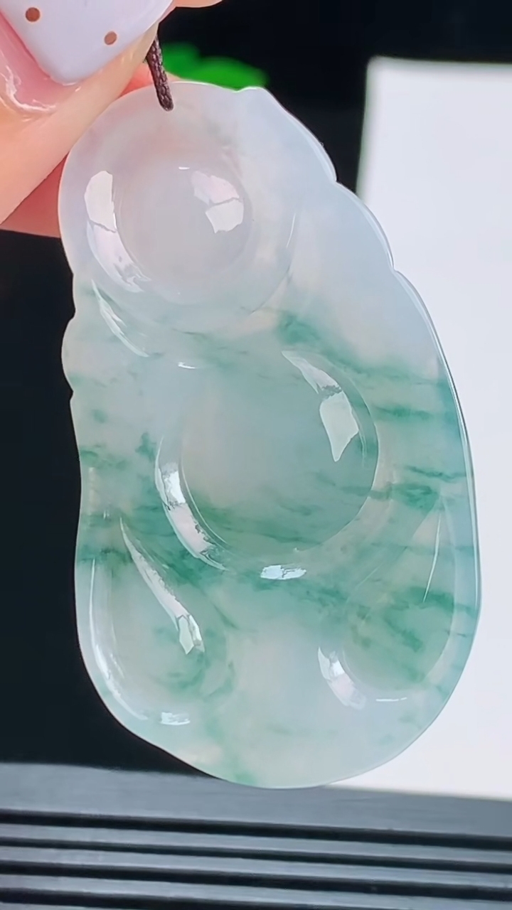 天然A货翡翠飘花布袋佛吊坠，尺寸47-26-5.5 重量:11.08g
8月17日