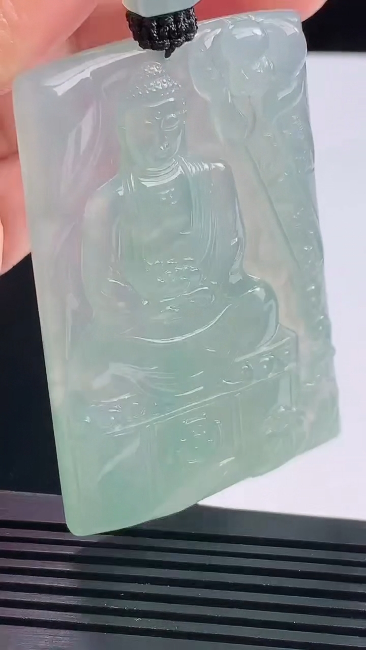 天然A货翡翠大日如来佛吊坠，尺寸69.2-44.5-6.3 重量:57.40g
8月17日