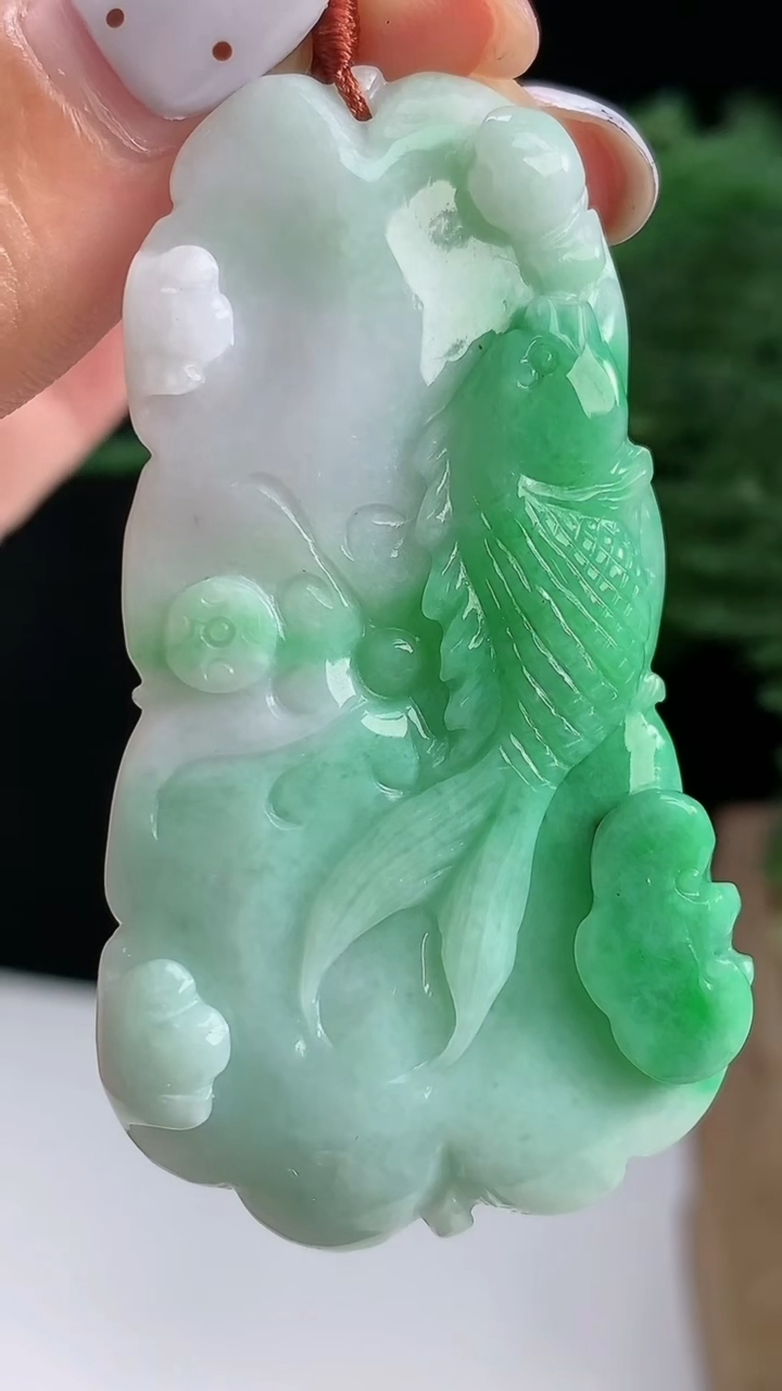 天然A货翡翠和和美美 荷叶鱼吊坠，尺寸57-32.4-5.5 重量:17.23g
8月17日