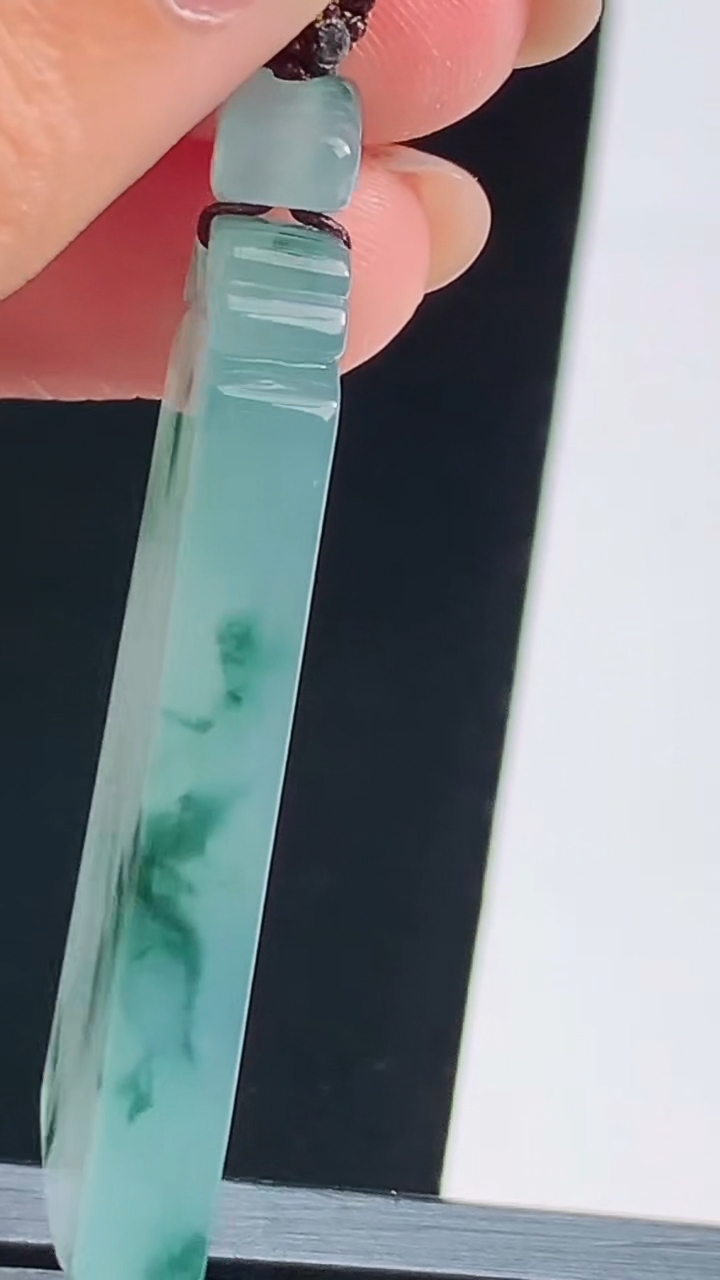 天然A货翡翠种飘花仿古无事牌吊坠，尺寸45-23.6-5.5 重量:16.55g
8月17日