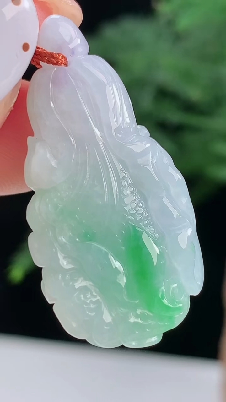 天然A货翡翠白菜吊坠，尺寸35-17-8 重量:7.55g
8月17日