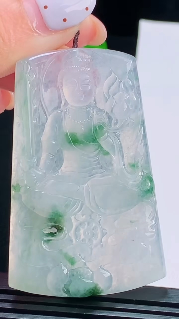 天然A货翡翠种飘花虚空藏菩萨吊坠，尺寸57-36-5.8 重量:27.49g
8月17日