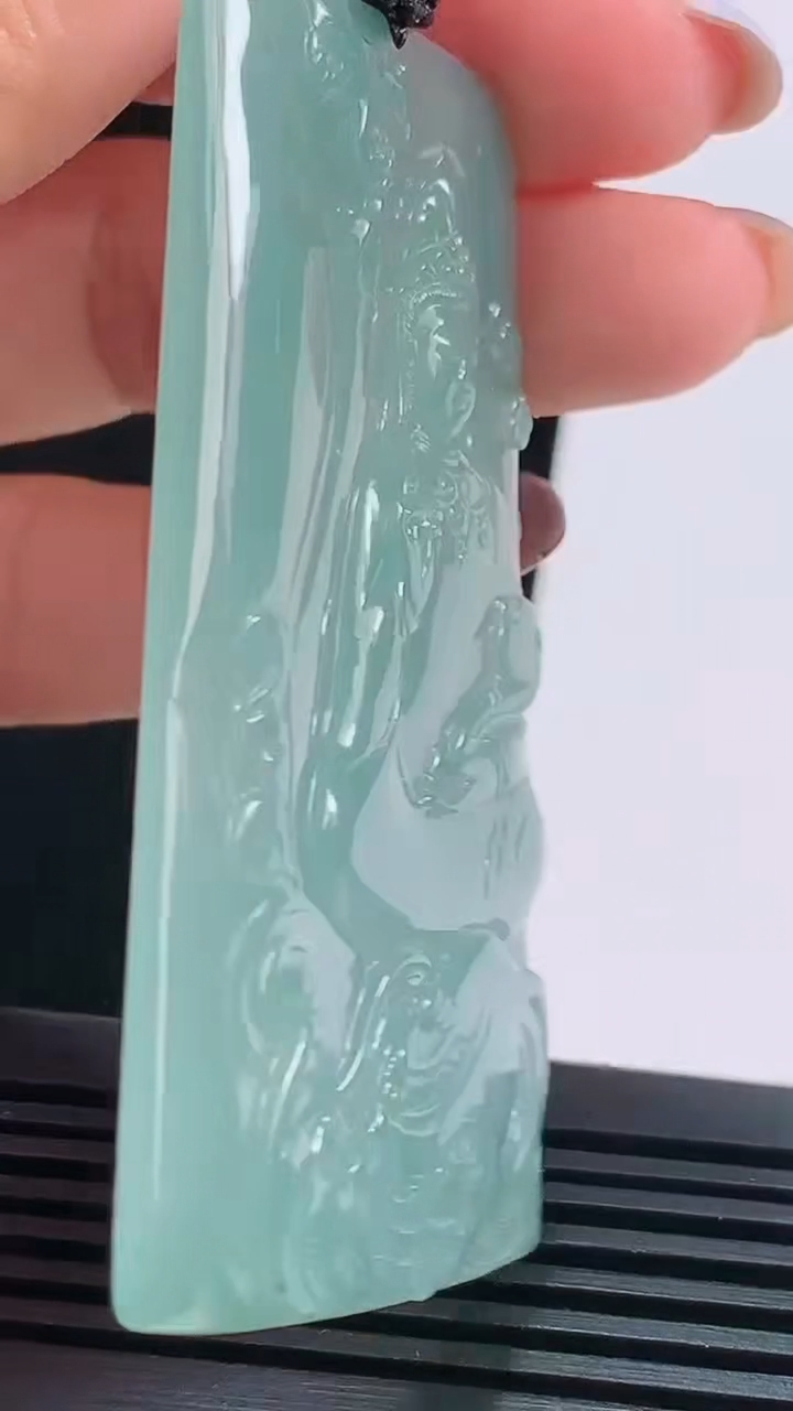 天然A货翡翠普贤菩萨吊坠，尺寸67-39.6-5，重量:35.80g
8月17日