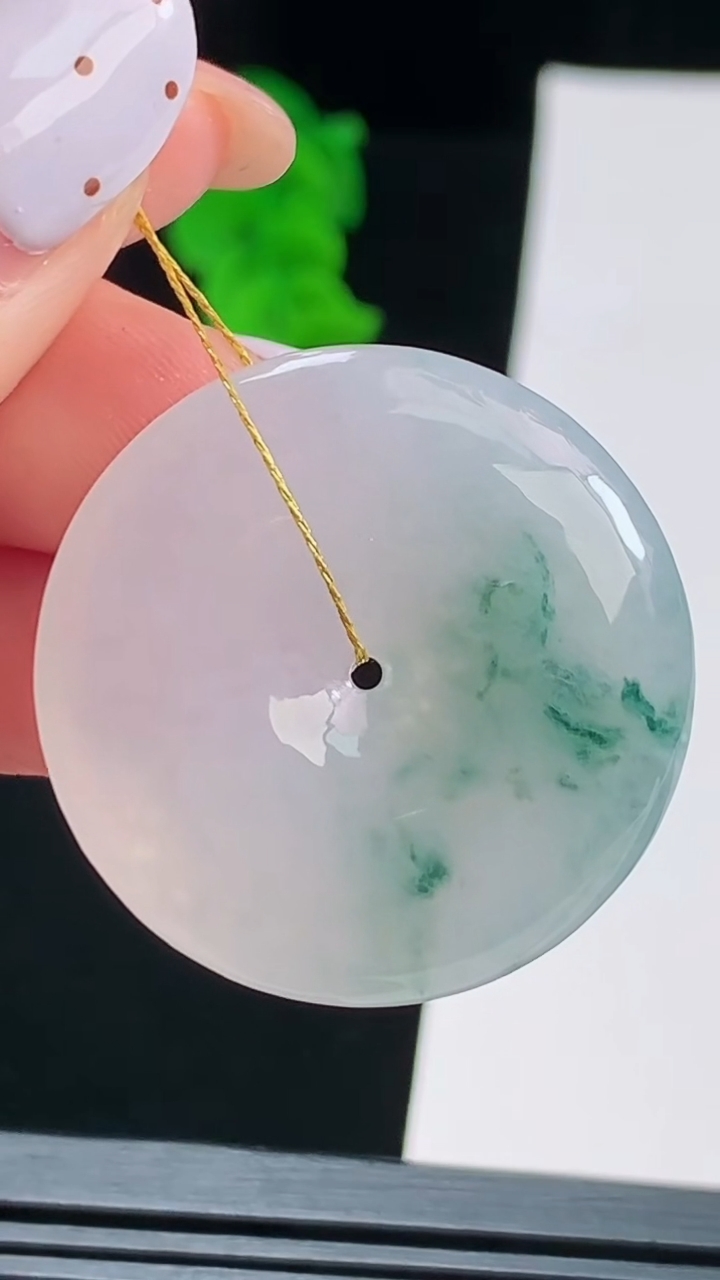 天然A货翡翠飘花平安扣吊坠，尺寸30.5-5.5 重量:11.03g
8月17日