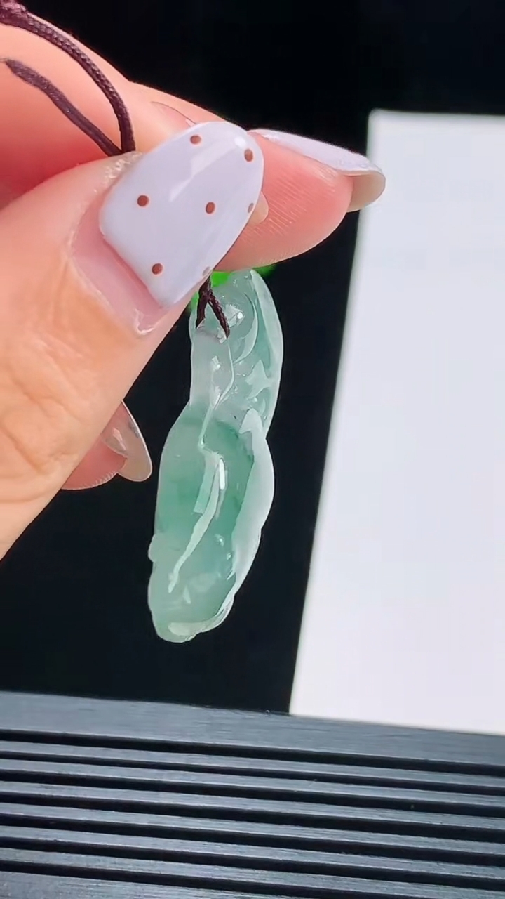 天然A货翡翠冰种飘花年年有余吊坠，尺寸41-26-9 重量:13.22g
8月17日