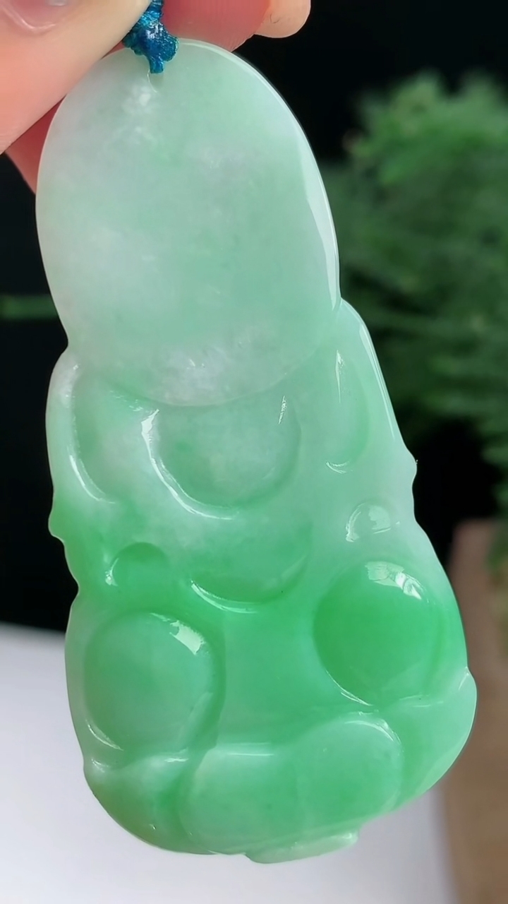 天然A货翡翠正装观音吊坠，尺寸57-28-6.2 重量:18.16g
8月17日