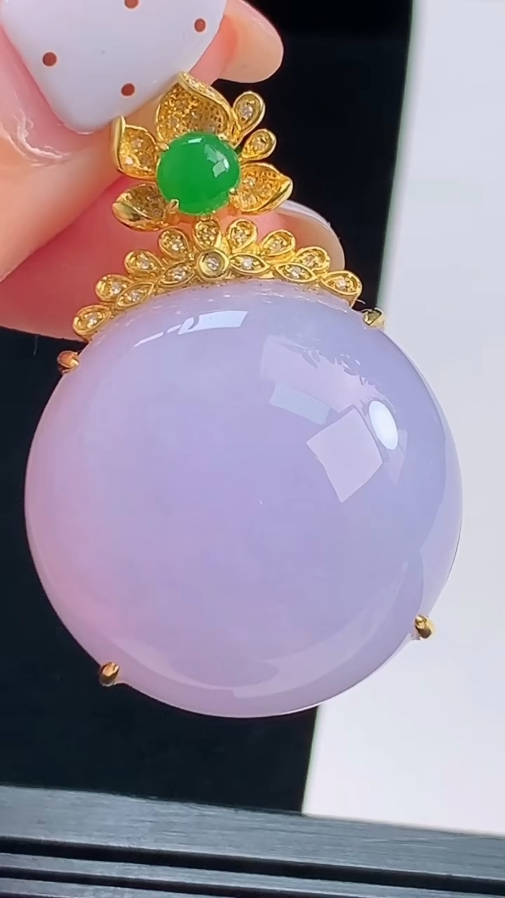 天然A货翡翠18k金紫罗兰蛋面吊坠，尺寸41-28-14.2，裸石27-28 重量:21.40g
8月17日