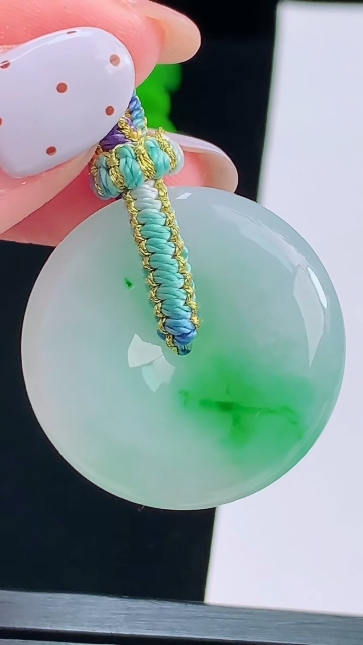 天然A货翡翠平安扣吊坠，尺寸29-6 重量:11.32g
8月17日