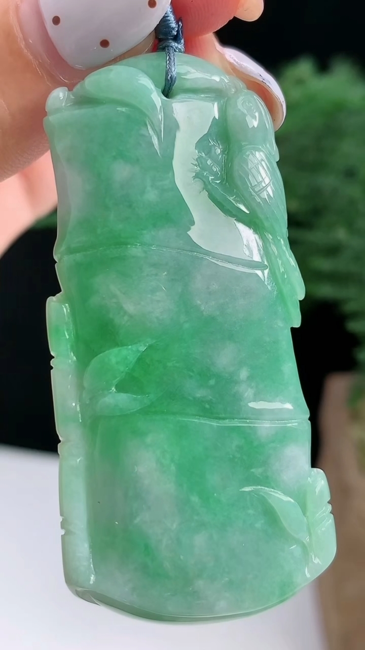 天然A货翡翠节节高升 竹节吊坠，尺寸58.6-28.2-6.2 重量:23.91g
8月17日
