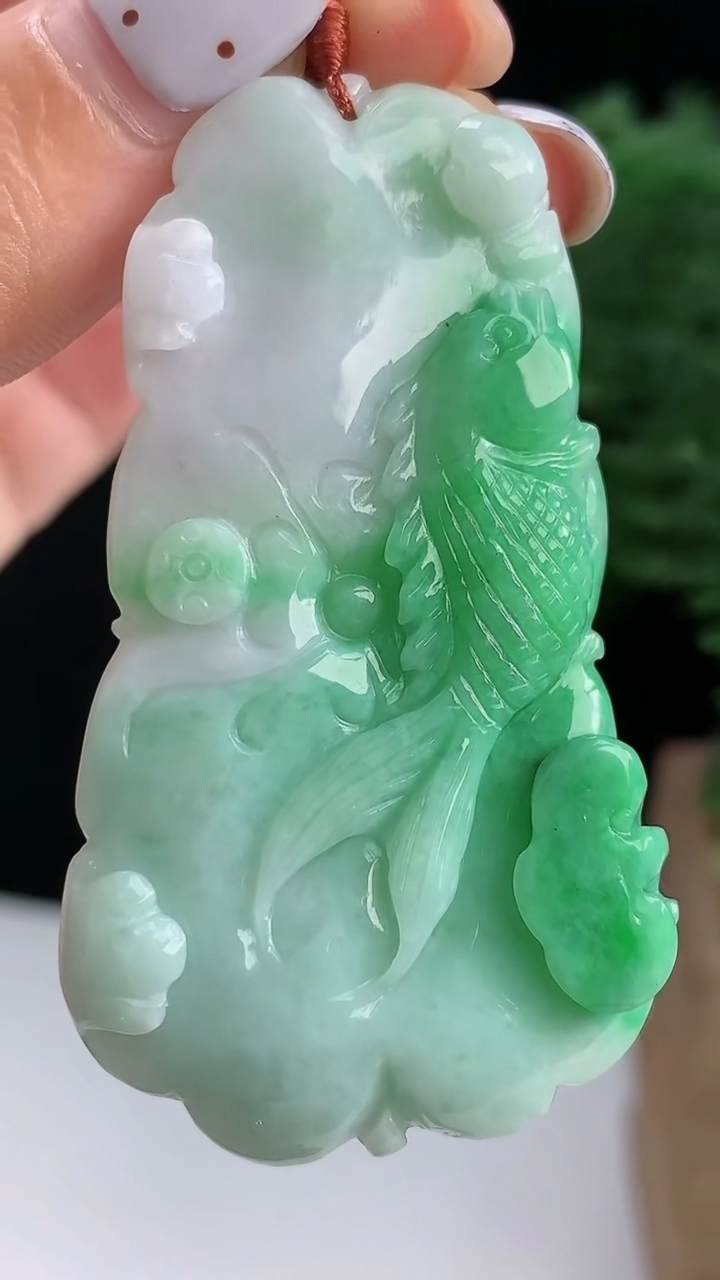 天然A货翡翠和和美美 荷叶鱼吊坠，尺寸57-32.4-5.5 重量:17.23g
8月17日