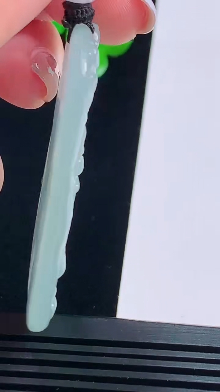 天然A货翡翠大势至菩萨吊坠，尺寸58-30-5.5 重量:24.82g
8月17日