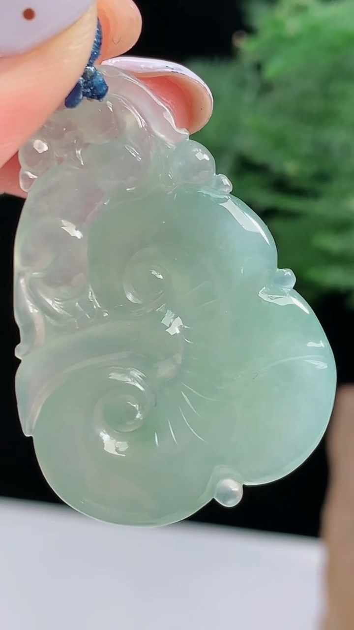 天然A货翡翠如意吊坠，尺寸42.2-28-5.2 重量:9.90g
8月17日