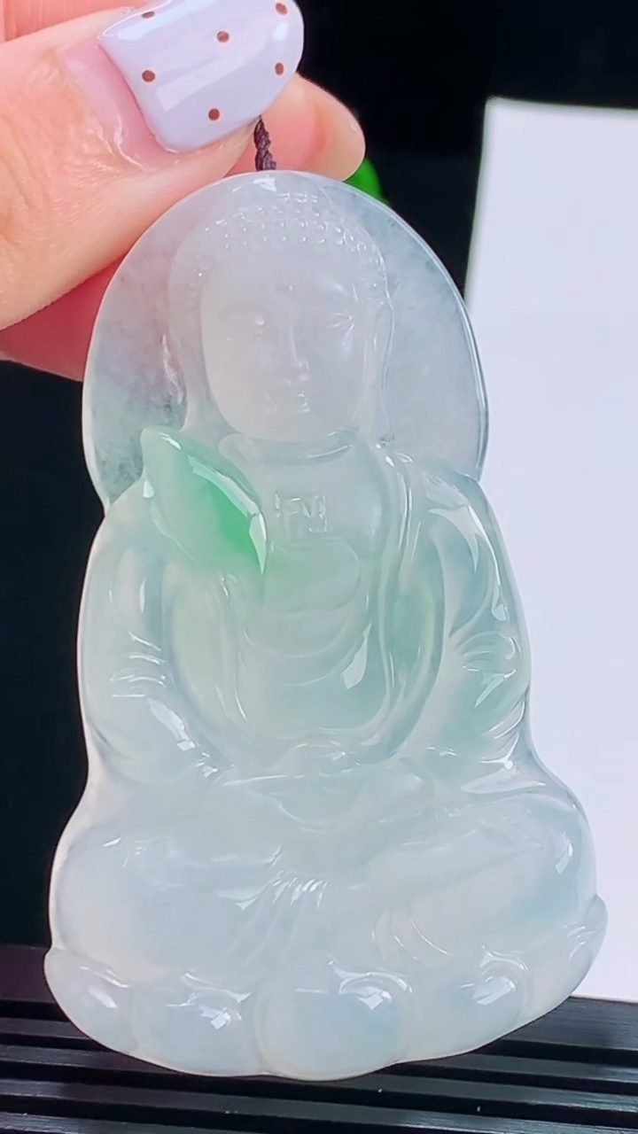 天然A货翡翠大日如来佛吊坠，尺寸62-38-6.2 重量:24.98g
8月17日