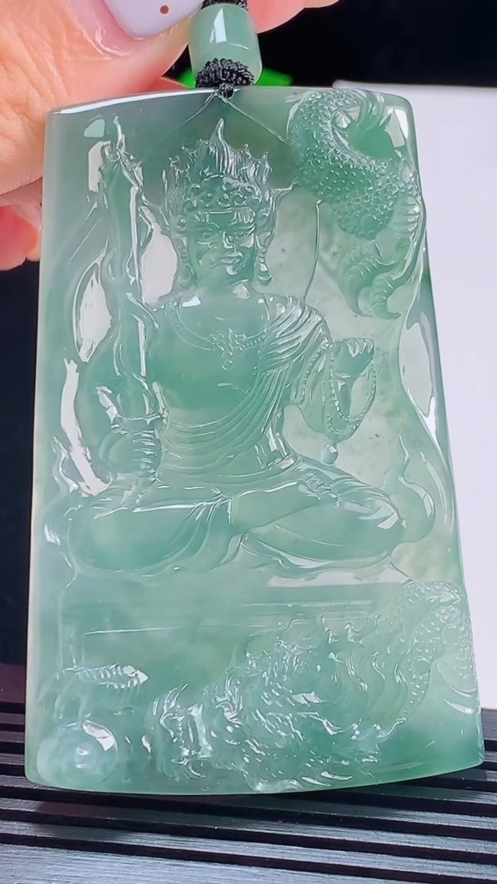 天然A货翡翠种飘花祥龙不动明王吊坠，尺寸70-44-5.2 重量:28.84g
8月17日