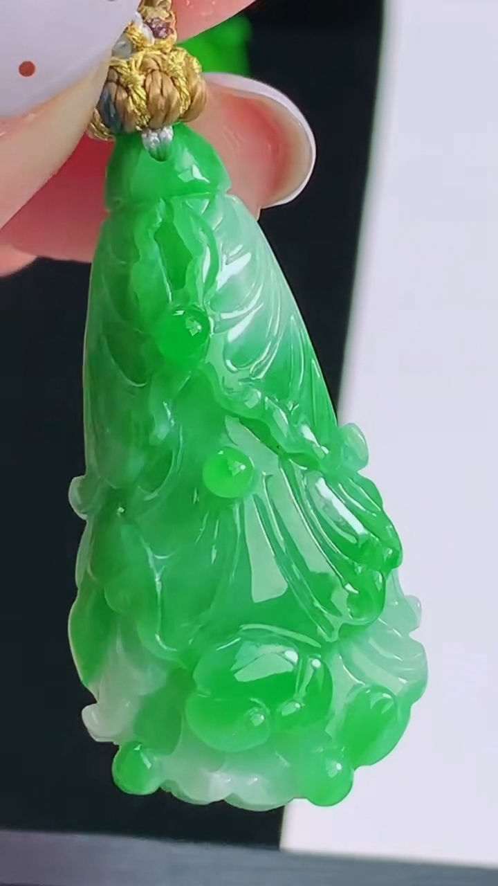 天然A货翡翠白菜吊坠，尺寸37.5-20-12.2 重量:12.16g
8月17日