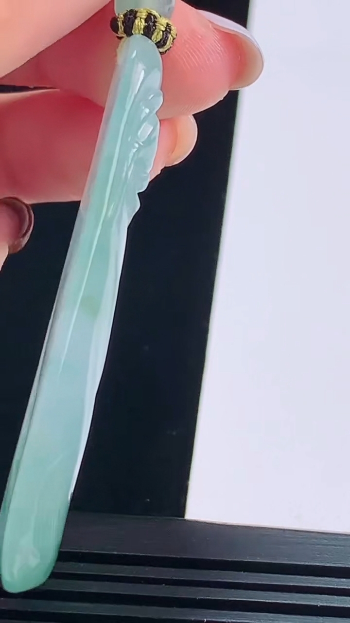 天然A货翡翠冰种飘花无相观音吊坠，尺寸56-24-5.6 重量:20.64g
8月17日