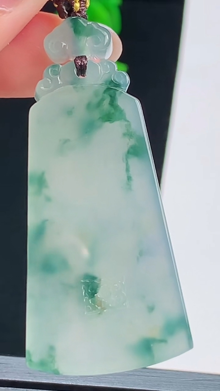 天然A货翡翠种飘花仿古无事牌吊坠，尺寸45-23.6-5.5 重量:16.55g
8月17日