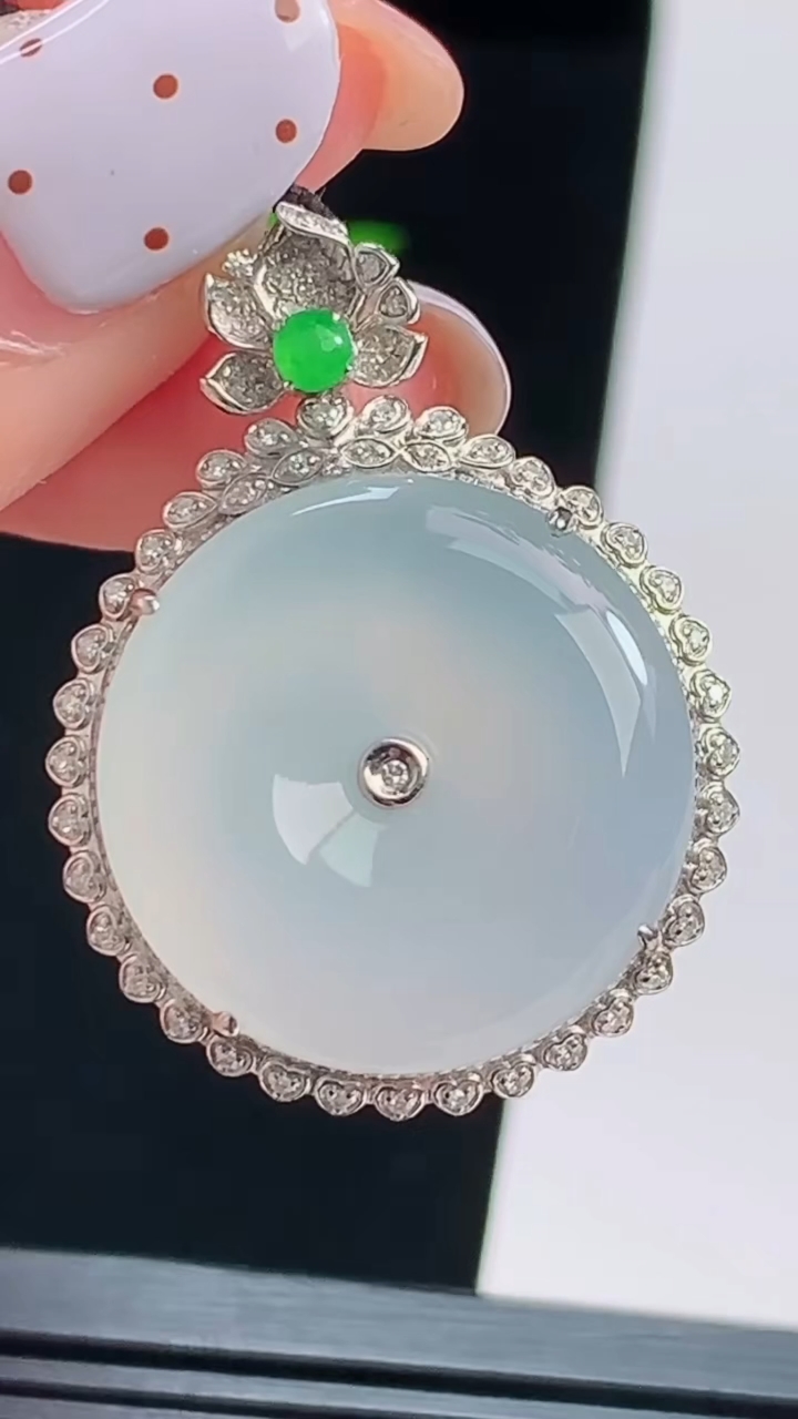 天然A货翡翠种白冰平安吊坠，尺寸34-25.6-8，裸石21.5 重量:6.95g
8月17日