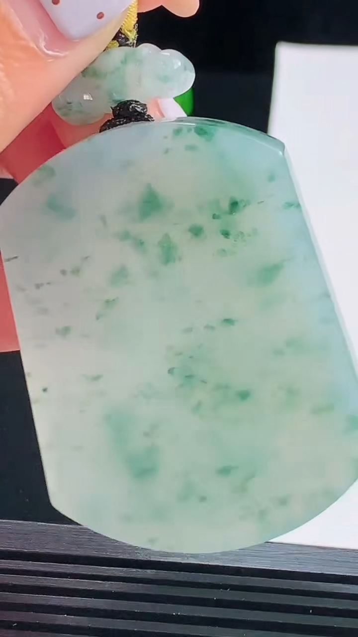 天然A货翡翠种飘花无事牌吊坠，尺寸53.5-41-6 重量:43.35g
8月17日