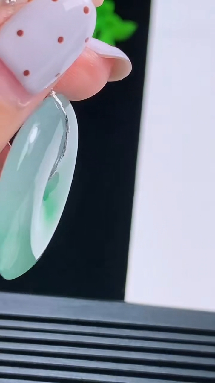 天然A货翡翠平安扣吊坠，尺寸29-5.8 重量:10.44g
8月17日