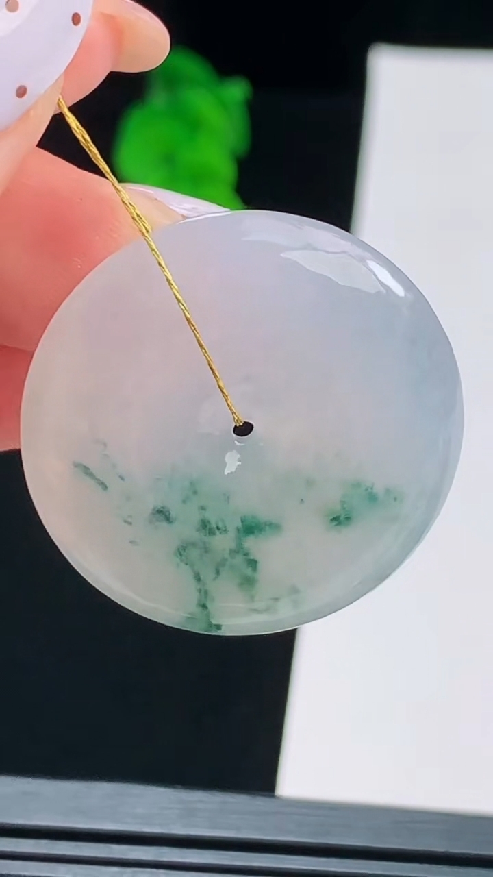 天然A货翡翠飘花平安扣吊坠，尺寸30.5-5.5 重量:11.03g
8月17日