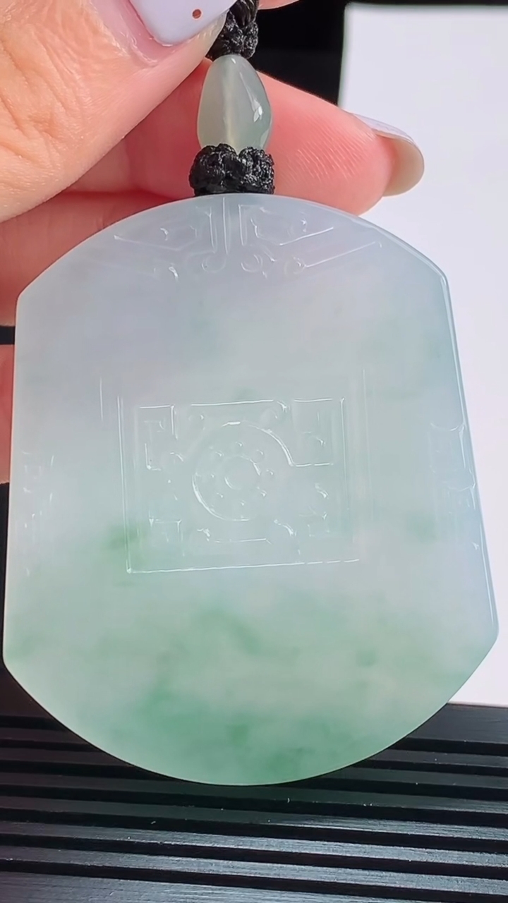 天然A货翡翠种飘花仿古无事牌吊坠，尺寸55-46-5.5 重量:43.96g
8月17日